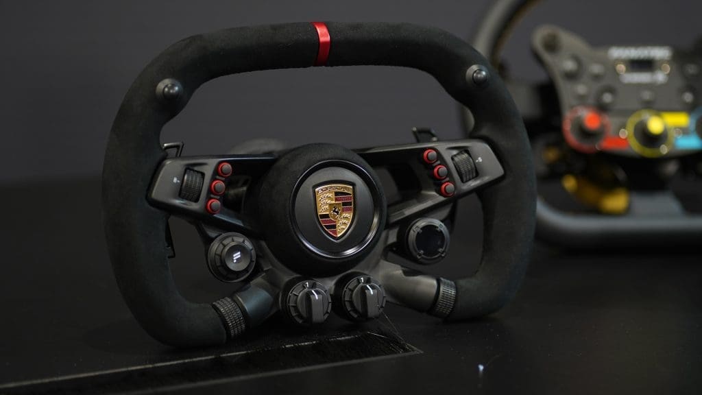 Fanatec présente cinq nouveaux produits à l'ADAC Sim Racing Expo 2024 15 Fanatec CSL Elite Porsche Vision Gran Turismo Wheel