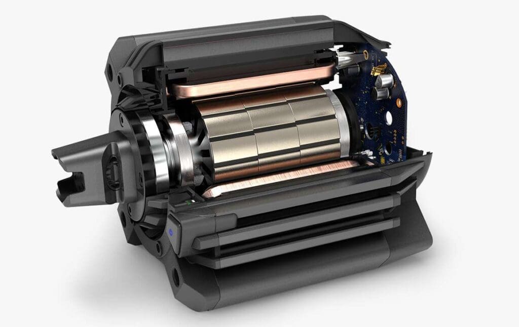 Ein Schnitt durch einen bürstenlosen Servomotor, bei dem die internen Komponenten wie Rotor, Stator und Steuerkreise deutlich zu erkennen sind.